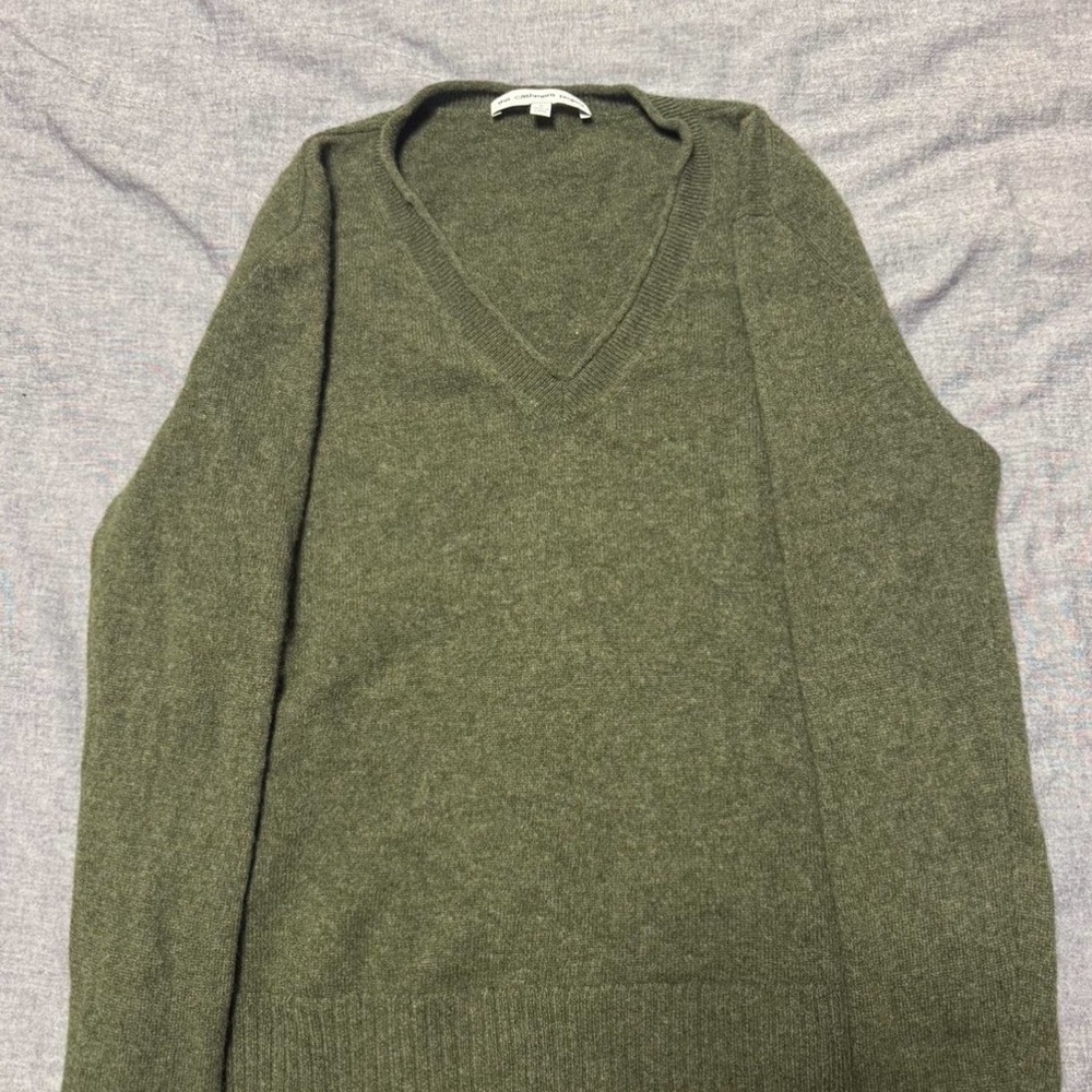 100% Cashmere Olive Green V-Neck Sweater
